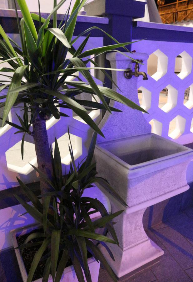 Apple Rooms Rome Airport Fiumicino Eksteriør bilde A hand washing basin in a mosque