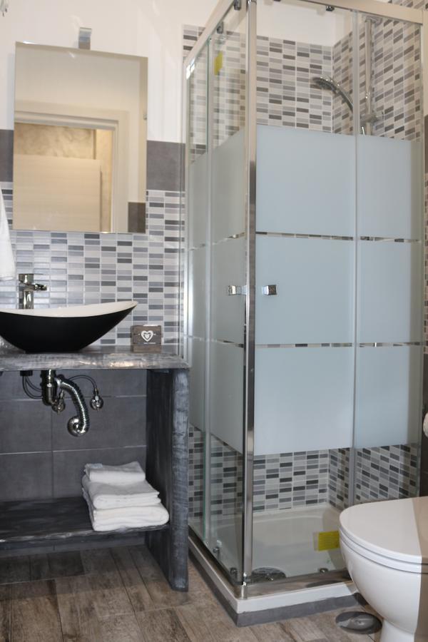 Apple Rooms Rome Airport Fiumicino Eksteriør bilde A shower enclosure