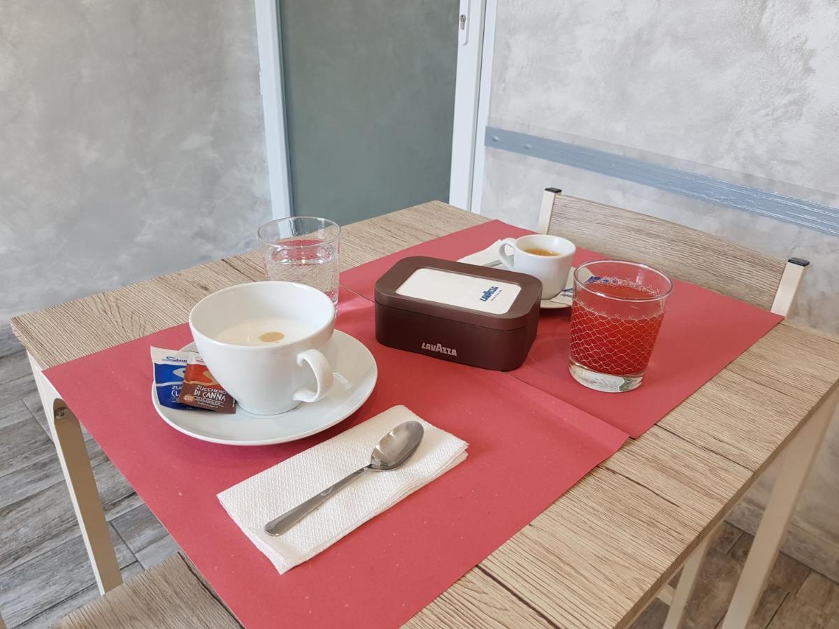 Apple Rooms Rome Airport Fiumicino Eksteriør bilde A typical Italian breakfast