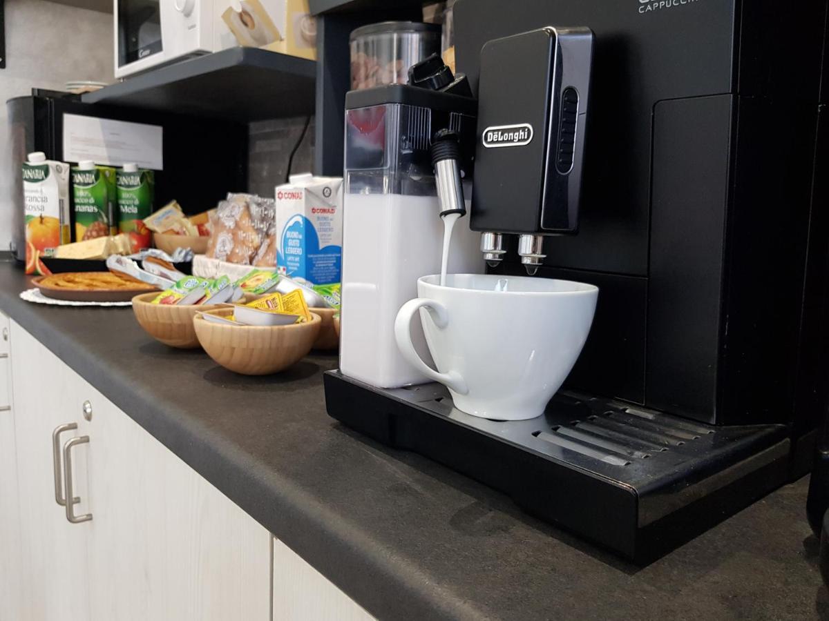 Apple Rooms Rome Airport Fiumicino Eksteriør bilde A coffee machine