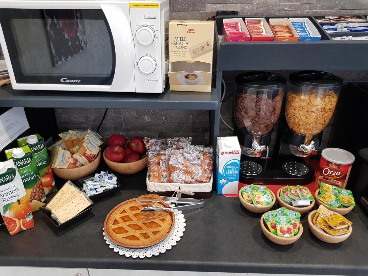 Apple Rooms Rome Airport Fiumicino Eksteriør bilde A typical breakfast buffet