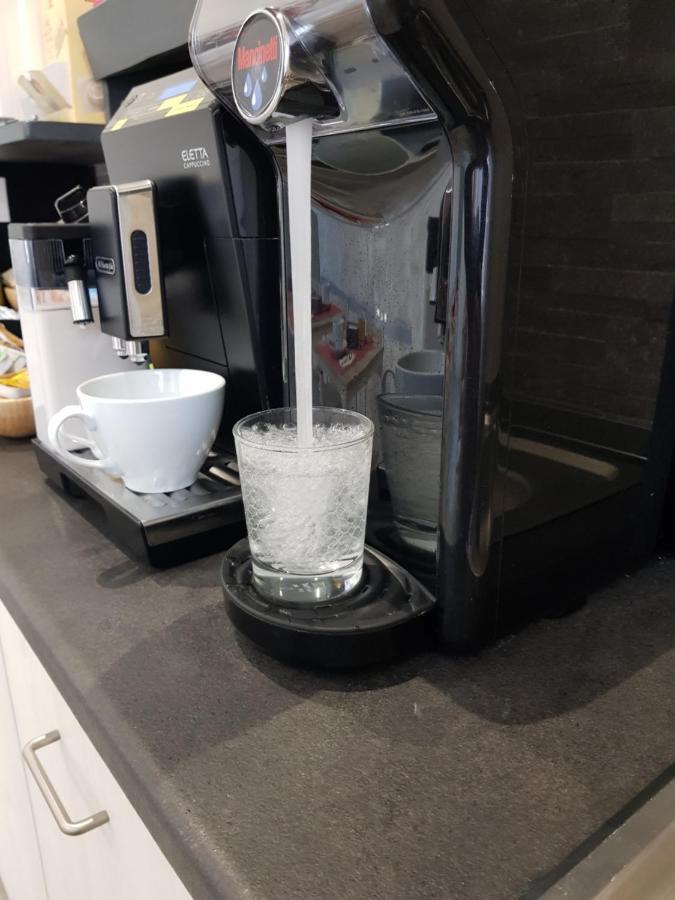 Apple Rooms Rome Airport Fiumicino Eksteriør bilde A water dispenser