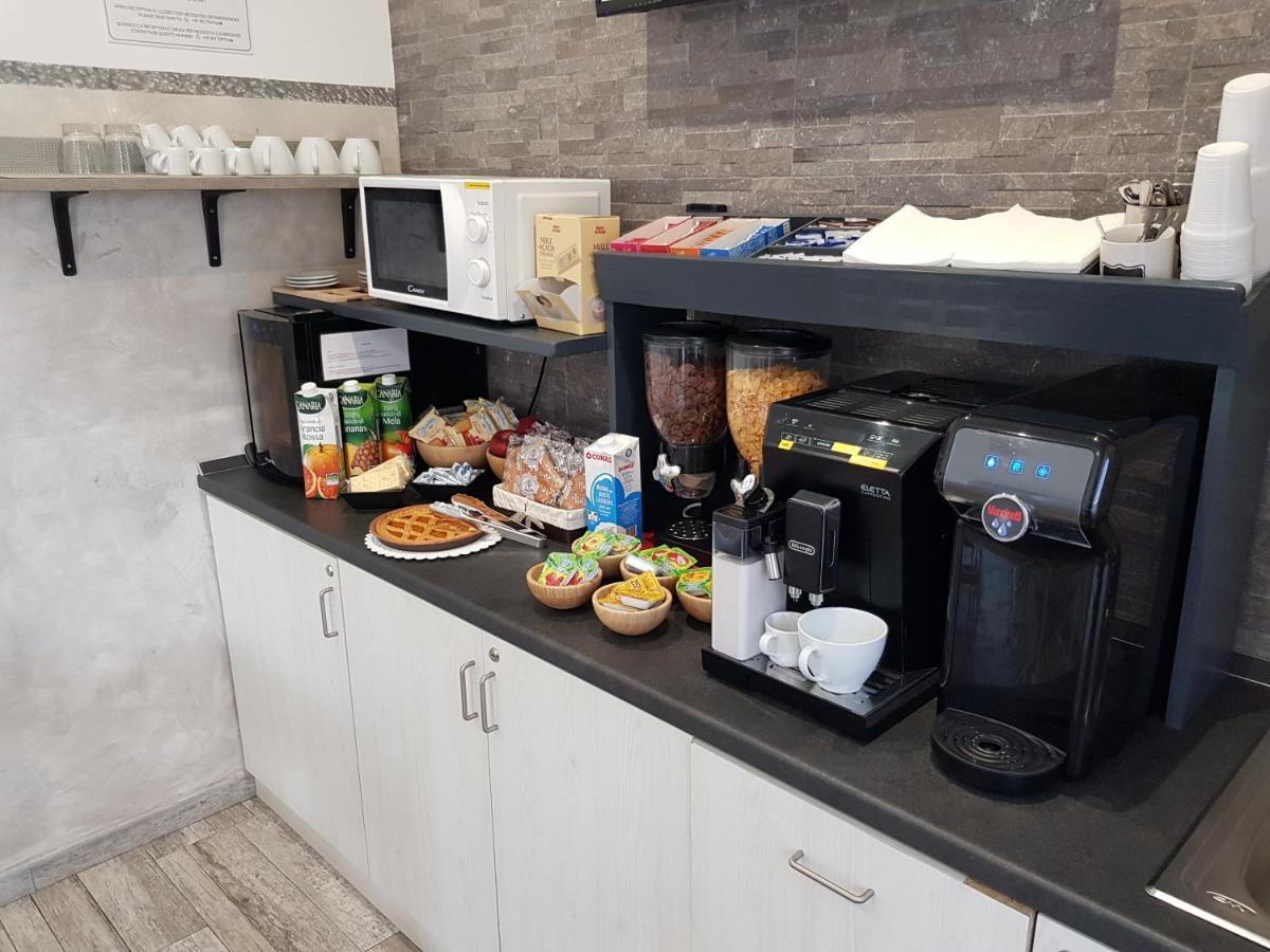 Apple Rooms Rome Airport Fiumicino Eksteriør bilde A coffee machine in a kitchen