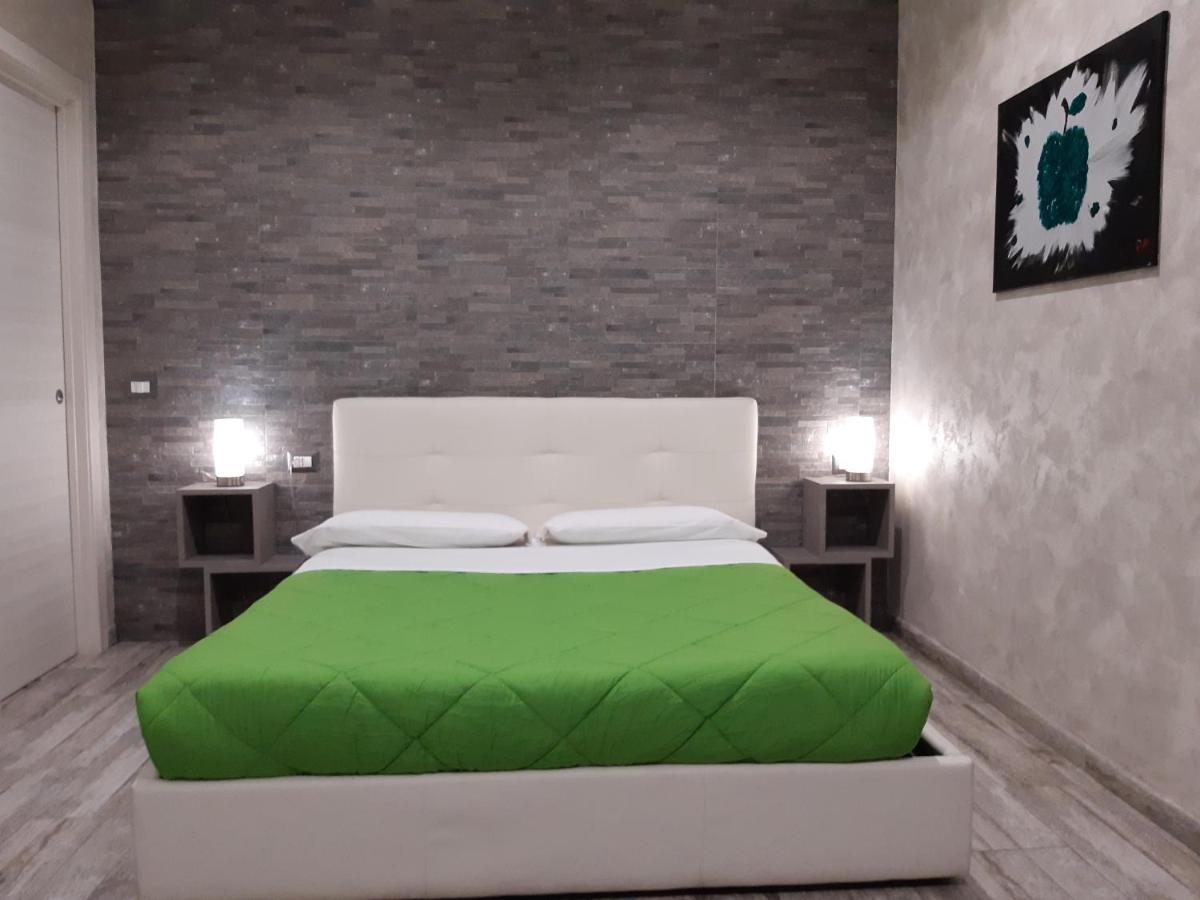 Apple Rooms Rome Airport Fiumicino Eksteriør bilde A bedroom