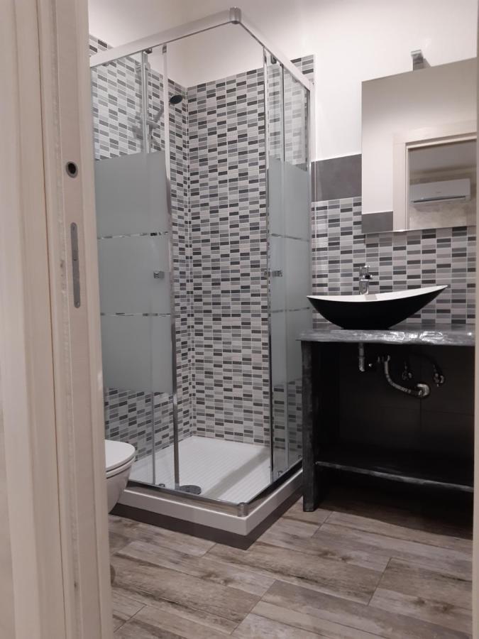 Apple Rooms Rome Airport Fiumicino Eksteriør bilde A shower cubicle