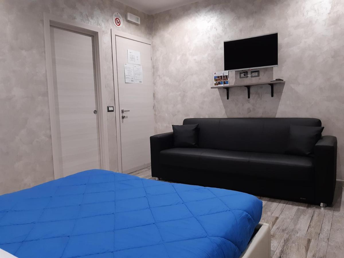 Apple Rooms Rome Airport Fiumicino Eksteriør bilde A room at the station