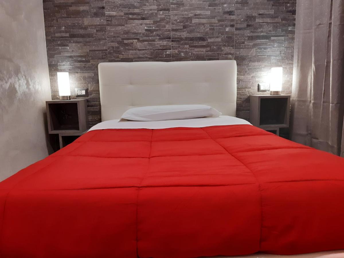 Apple Rooms Rome Airport Fiumicino Eksteriør bilde A bed with a duvet